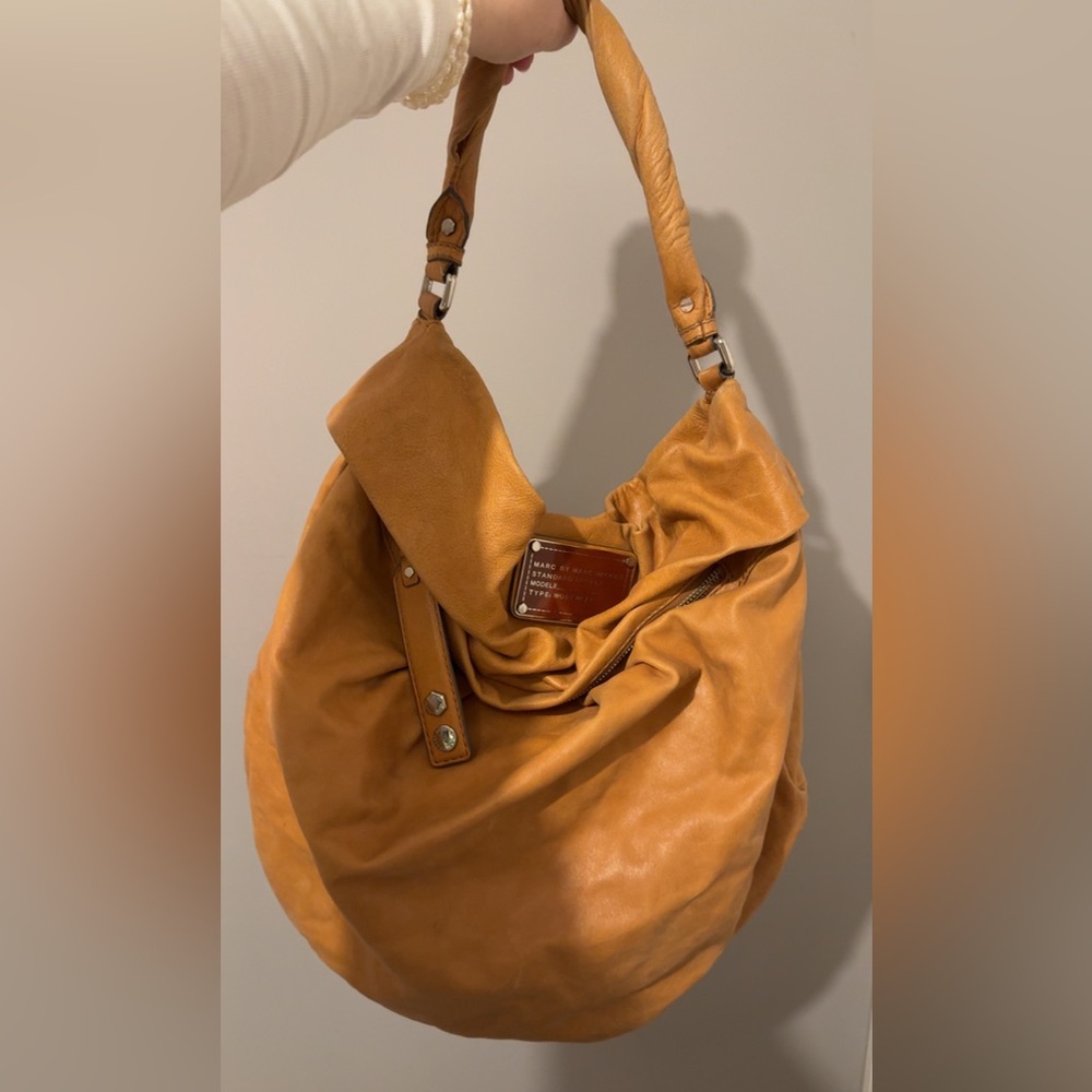 tan marc Jacobs hobo bag